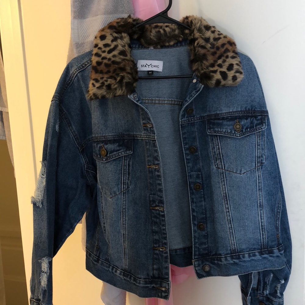 Denim jacket with leopard collar